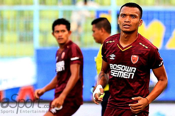   Striker PSM Makassar, Ferdinand Sinaga, saat tampil melawan Arema FC padada laga pekan kedelapan L