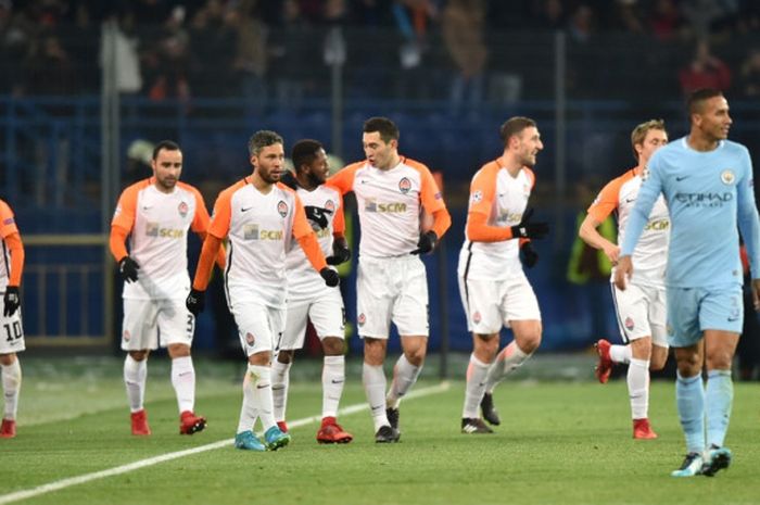  Bek Shakhtar Donetsk, Ismaily (kiri), merayakan gol yang dia cetak ke gawang Manchester City dalam laga Grup F Liga Champions di Stadion Metalist, Kharkiv, Ukraina, pada 6 Desember 2017. 