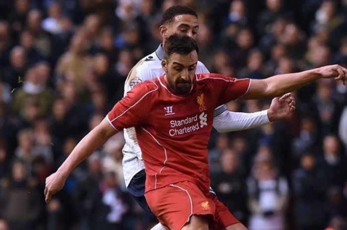 Aksi Jose Enrique dalam babak keempat Piala FA saat Liverpool melawan Bolton Wanderers di Anfield, 24 Januari 2015.