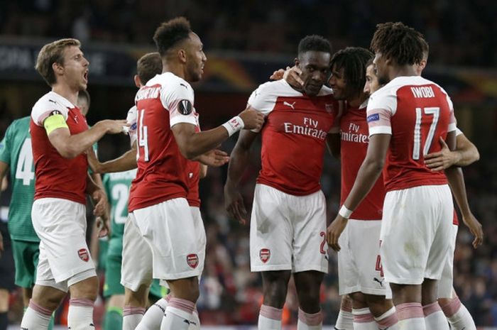 Penyerang Arsenal, Danny Welbeck (tengah), merayakan golnya dalam laga Grup E Liga Europa kontra Vorskla di Stadion Emirates, London, Inggris pada 20 September 2018.