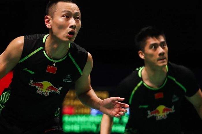  Pasangan ganda putra China, Fu Haifeng/Zhang Nan, bersiap menerima pukulan dari lawan mereka, Satwiksairaj Rankireddy/Chirag Shetty (ganda putra) pada partai ketiga babak perempat final Piala Sudirman di Carrara Indoor Sports Stadium, Gold Coast, Australia, Jumat (26/5/2017). Fu/Zhang menang dengan skor 21-9, 21-11. 