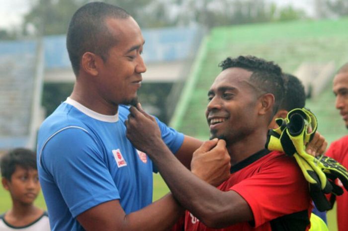 Striker Semen Padang, Elthon Maran dan kiper Persis Solo, Galih Sudaryono, di sela-sela uji lapangan, Minggu (22/4/2018).