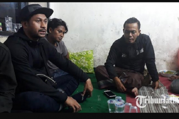 Sidik Alex Tualeka (bertopi) koordinator suporter Persebaya saat melayat kerumah Micko Pratama