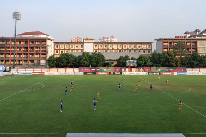 Suasana pertandingan antara Bhayangkara FC vs Arema FC di Stadion PTIK, Jakarta, Kamis (24/10/2018).