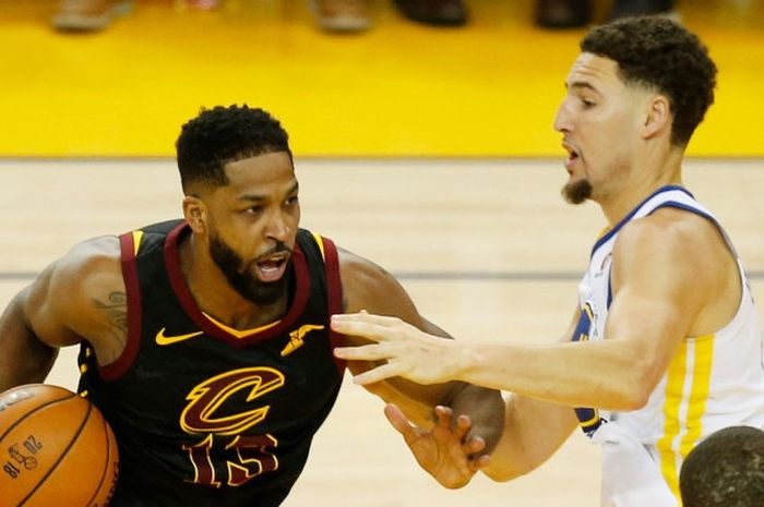 Pebasket Cleveland Cavaliers, Tristan Thompson (jersey hitam), berupaya melewati penjagaan pemain Golden State Warriors, Klay Thompson, pada laga gim kesatu seri final NBA 2018 yang berlangsung di Oracle Arena, Oakland, California, AS, Jumat (1/6/2018).