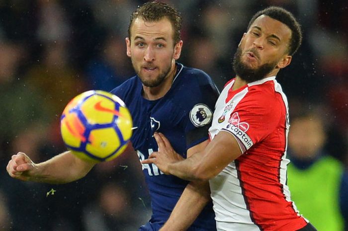 Aksi striker Tottenham Hotspur, Harry Kane (kiri), saat berduel dengan bek Southampton, Ryan Bertrand, dalam pertandingan Liga Inggris 2017-2018 di Stadion St Mary's, Southampton, Inggris, pada Minggu (21/1/2018).