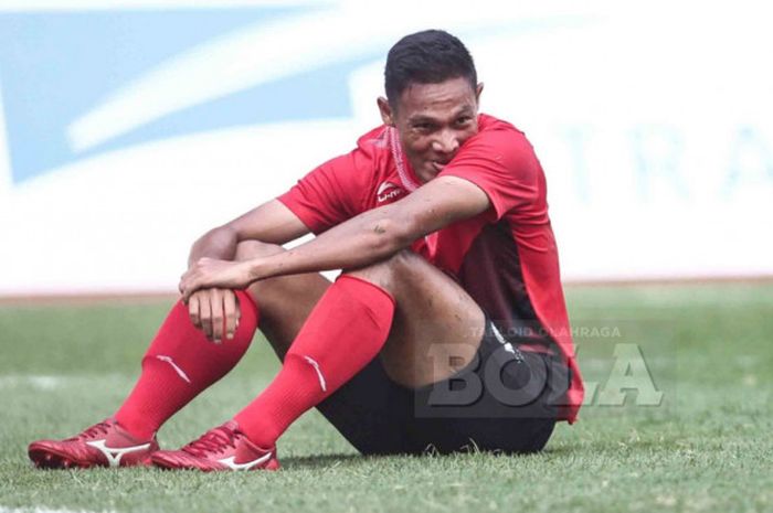 Ekspresi bek tim nasional U-23 Indonesia, Andy Setyo, seusai melakukan blunder.