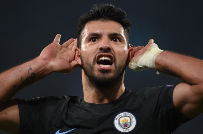 Striker Manchester City, Sergio Aguero, merayakan gol yang dia cetak ke gawang Napoli dalam laga Grup F Liga Champions di Stadion San Paolo, Naples, Italia, pada 1 November 2017.