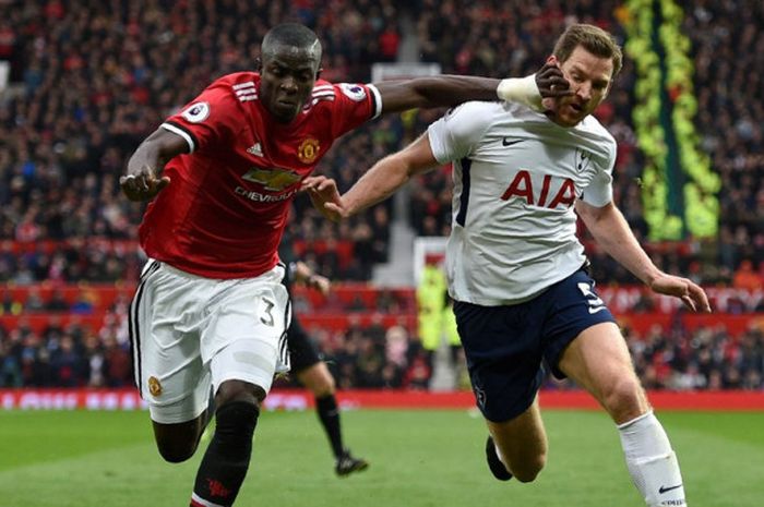 Bek Manchester United, Eric Bailly (kiri), berduel dengan pemain Tottenham Hotspur, Jan Vertonghen, dalam laga Liga Inggris di Stadion Old Trafford, Manchester, pada 28 Oktober 2018.