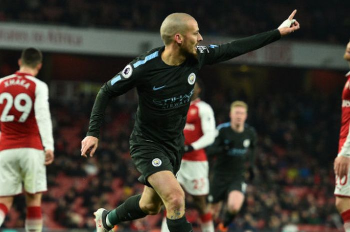 Gelandang Manchester City, David Silva, melakukan selebrasi seusai mencetak gol ke gawang Arsenal pada partaiLiga Inggris di Emirates Stadium, Kamis (1/3/2018)