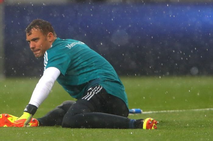 Kiper tim nasional Jerman, Manuel Neuer, saat melakukan pemanasan di bawah hujan deras jelang laga uji coba menghadapi tuan rumah Austria di Stadion Woerthersee, Klagenfurt, Austria, pada Sabtu (2/6/2018).