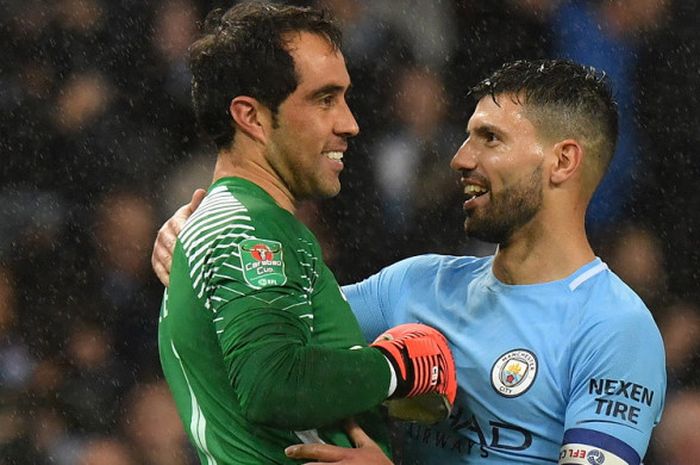 Kiper Manchester City, Claudio Bravo (kiri), mendapat ucapan selamat dari Sergio Aguero setelah menjadi pahlawan kemenangan di babak 16 besar Piala Liga Inggris menghadapi Wolverhampton Wanderers di Stadion Etihad, Manchester, Inggris, pada Selasa (24/10/2017).