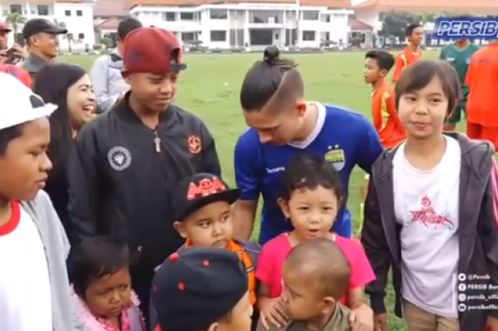 Para pemain Persib bertemu dengan anak-anak penderita kanker seusai latihan pada Rabu (25/10/2017) sore. 