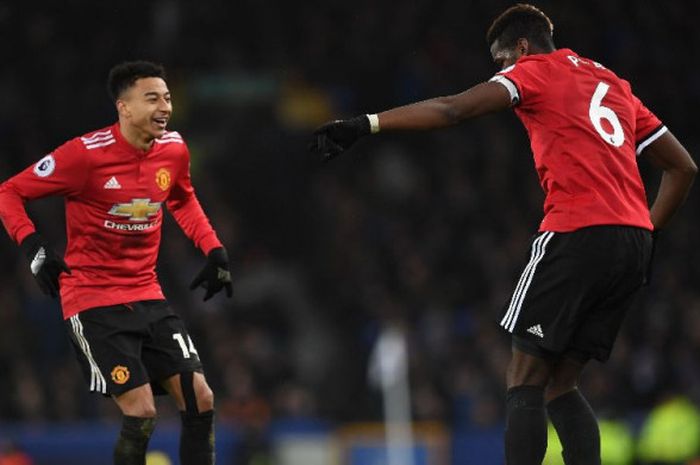 Pemain Manchester United, Paul Pogba, merayakan gol Jesse Lingard ke gawang Everton pada laga Liga Inggris di Goodison Park, Liverpool, 1 Januari 2018.