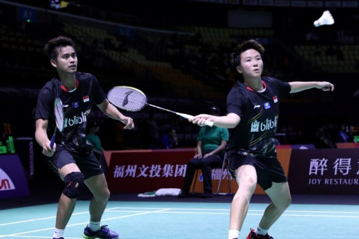 Pasangan ganda campuran nasional Indonesia, Tontowi Ahmad/Liliyana Natsir, saat menjalani pertandingan melawan Goh Soon Huat/Shevon Jemie Lai (Malaysia) pada babak kesatu turnamen Fuzhou China Open 2018 di Haixia Olympic Sports Center, Selasa (6/11/2018).