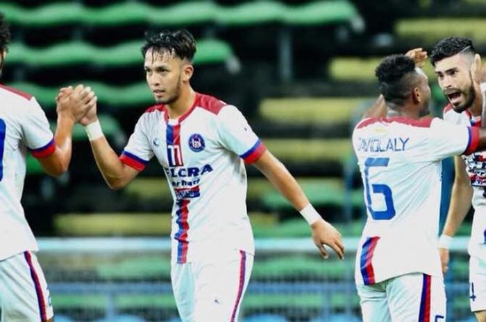  Empat pemain Felcra FC termasuk David Laly (dua dari kanan) merayakan gol ke gawang Felda United pada laga putaran kedua Piala FA Malaysia 2018 di Stadion Shah Alam, Selangor, Sabtu (3/3/2018). 