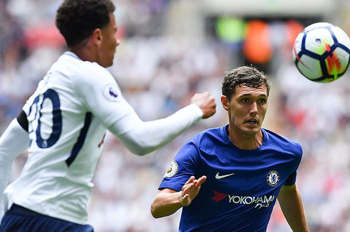 Bek Chelsea, Andreas Christensen (kanan), berebut bola dengan gelandang Tottenham Hotspur, Dele Alli, dalam laga lanjutan Liga Inggris 2017-2018 di Stadion Wembley, London, pada 20 Agustus 2017.