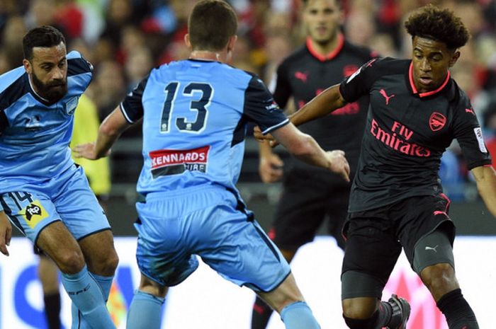 Aksi pemain Arsenal, Reiss Nelson (kanan), dalam pertandingan pramusim 2017-2018 menghadapi Sydney FC di Stadion ANZ, Sydney, Australia, pada 13 Juli 2017.