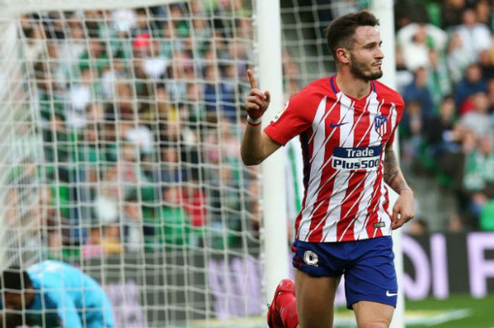 Pemain Atletico Madrid, Saul Niguez, merayakan golnya ke gawang Real Betis pada pertandingan Liga Spanyol di Stadion Benito Villamarin, Spanyol, Minggu (10/12/2017). 