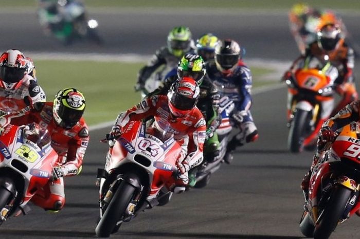 Para pebalap MotoGP bersaing pada balapan GP Qatar di Sirkuit Losail, Minggu (29/3/2016).