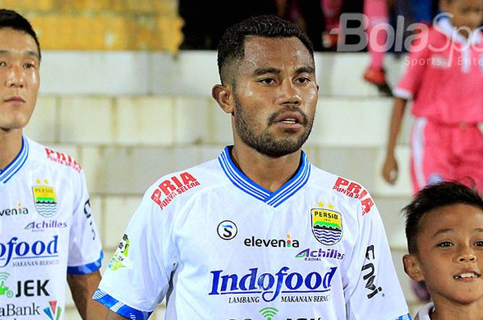 Bek Persib Bandung, Ardi Idrus, memasuki lapangan menjelang dimulainya laga melawan Arema FC pada laga pekan keempat Liga 1 2018 di Stadion Kanjuruhan Kabupaten Malang, Jawa Timur, Minggu (15/04/2018) malam.