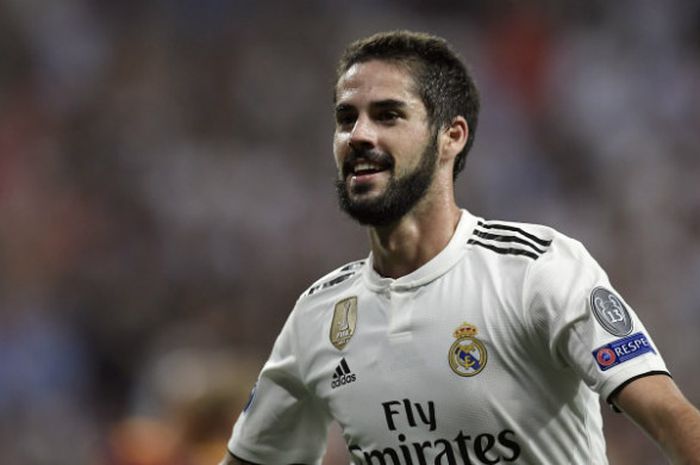 Gelandang Real Madrid, Isco, melakukan selebrasi setelah menjebol gawang AS Roma pada laga Liga Champions di Santiago Bernabeu, Rabu (19/9/2018)