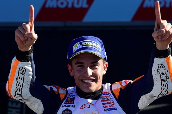 Pebalap Repsol Honda, Marc Marquez, melakukan selebrasi setelah memastikan diri menjadi juara dunia MotoGP 2017 pada GP Valencia yang berlangsung di Sirkuit Ricardo Tormo, Cheste, Valencia, Spanyol, Minggu (12/11/2017).