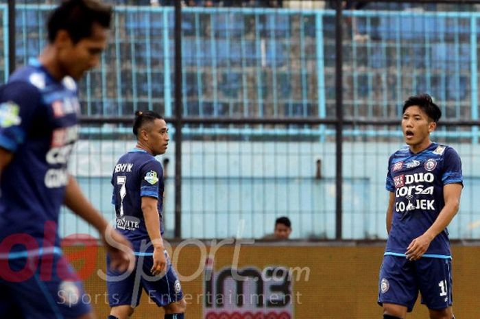 Gelandang Arema FC, Ahmad Bustomi (kanan).