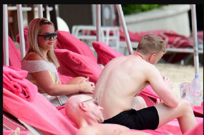 Megan Davison bersama Jordan Pickford saat menikmati suasana pantai di kepulauan Barbados