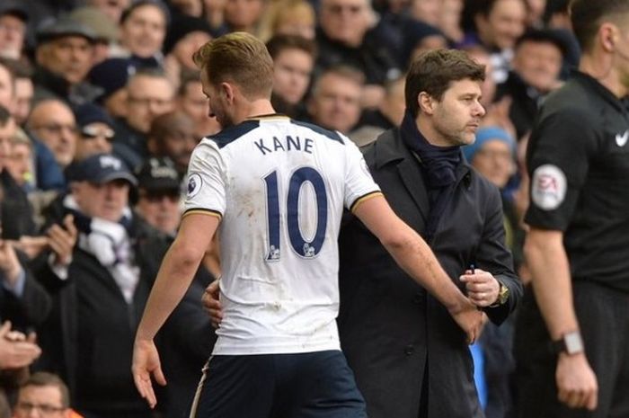  Penyerang Tottenham Hotspur, Harry Kane (kiri), mendapatakan ucapan selamat dari pelatih Mauricio Pochettino (kanan) saat Kane meninggalkan lapangan dalam pertandingan Premier League melawan Stoke City di White Hart Lane pada 26 Februari 2017.  