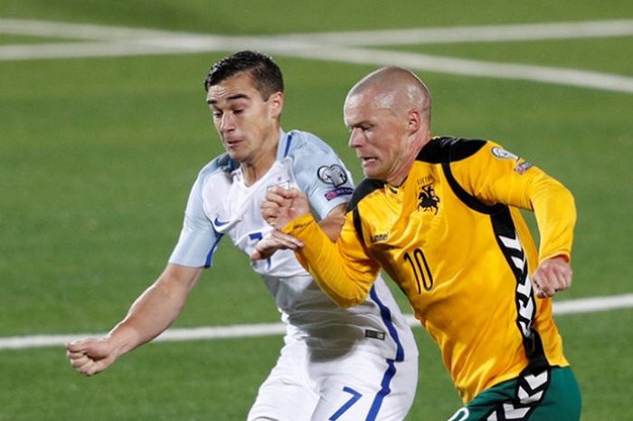 Harry Winks (putih) melakoni debut untuk timnas Inggris saat melawan Lithuania pada partai Kualifikasi Piala Dunia 2018 zona Eropa, Minggu (8/10/2017).