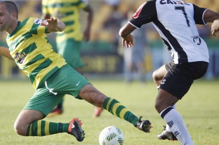 Gelandang Tampa Bay Rowdies, Joe Cole (kiri), melakukan tekel untuk merebut bola dari kaki lawan dalam pertandingan Florida Cup di Stadion Al Lang, Saint Petersburg, Amerika Serikat, pada 14 Januari 2017.