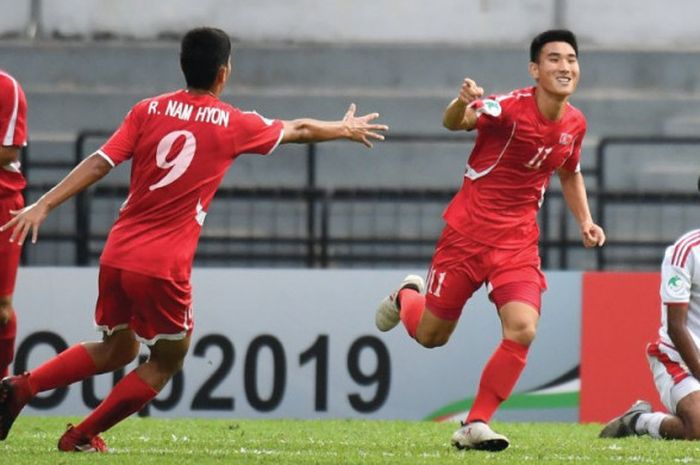 Selebrasi para pemain timnas U-16 Korut, Kim Kang-Song (kanan) dan Ra Nam-Hyon (9) seusai mencetak gol ke gawang timnas U-16 Oman pada laga pamungkas Grup B penyisihan Piala Asia U-16 2018 di Stadion Petaling Jaya, Selangor, 27 September 2018. 