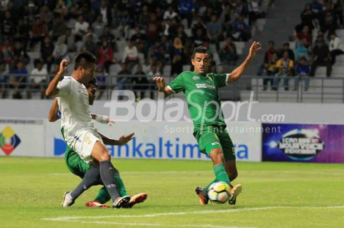 Lanjutan babak penyisihan Piala Gubernur Kaltim 2018 grup B Persebaya Surabaya melawan Persiba Balikpapan di Stadion Batakan Balikpapan, Kalimantan Timur, Senin (26/02/2018) malam.