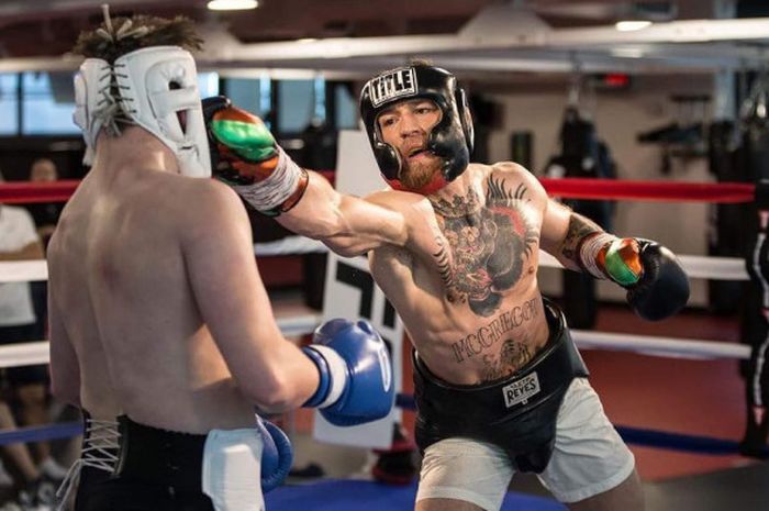 Connor McGregor mempersiapkan sesi latihan bertinju menjelang mega pertandingan pada 26 Agustus 2017 di T-Mobile Arena.