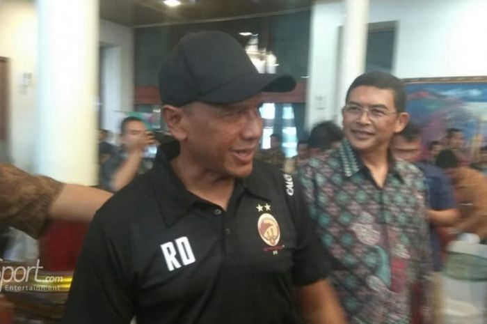 Rahmad Darmawan saat diperkenalkan sebagai pelatih baru Sriwijaya FC, di Kantor Gunernur Sumatera Selatan, Palembang, Jumat (24/11/2017). 