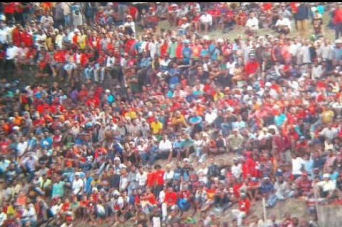 Suporter Persipura di tempat duduk ekonomi disekitran Stadion Mandala, Jayapura.