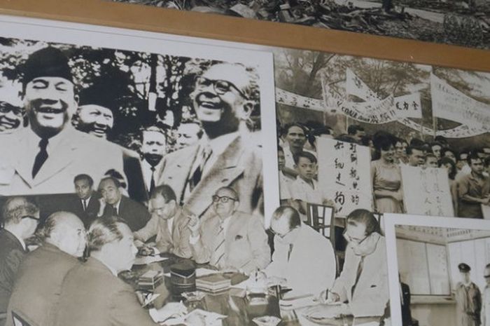 Foto Proklamator sekaligus Presiden Pertama RI, Soekarno dan Tunku Abdul Rahman, Perdana Menteri Pertama Malaysia ada dala diorama di lobi Stadion Merdeka, Kuala Lumpur. 