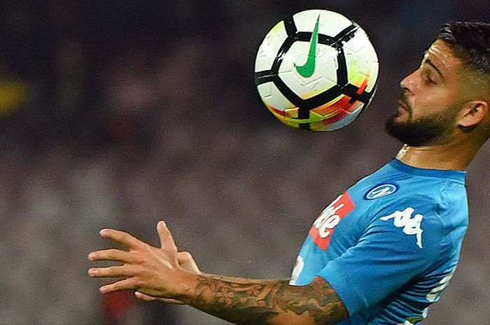 Striker Napoli, Lorenzo Insigne, berupaya menguasai bola saat melawan Inter Milan dalam laga lanjutan Liga Italia 2017-2018 di Stadion San Paolo, Naples, Italia, pada 21 Oktober 2017.