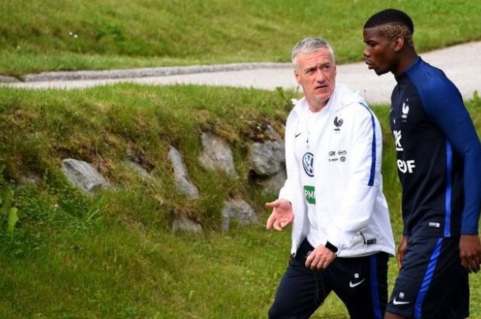 Pelatih timnas Prancis, Didier Deschamps (kiri), berbincang dengan Paul Pogba dalam sesi latihan.