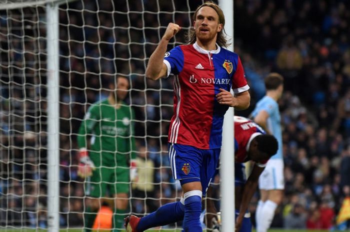 Pemain sayap FC Basel, Michael Lang, melakukan selebrasi setelah mencetak gol ke gawang Manchester City  pada laga penentuan babak 16 besar Liga Champions di Stadion Emirates, Rabu (8/3/2018) waktu setempat.