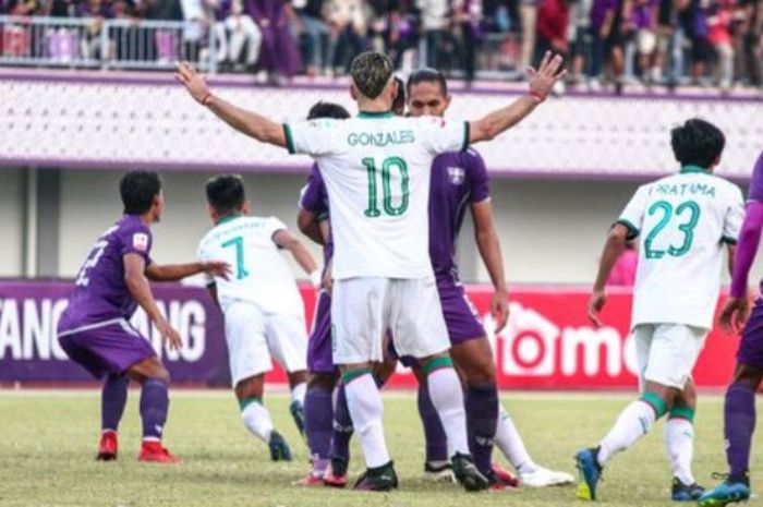  Striker PSS Sleman, Cristian Gonzales saat dikawal ketat pemain bertahan Persita Tangerang pada laga perdana Grup 2 8 Besar Liga 2 2018 di Stadion Utama Sport Center Kelapa Dua, Kabupaten Tangerang, 26 Oktober 2018.  