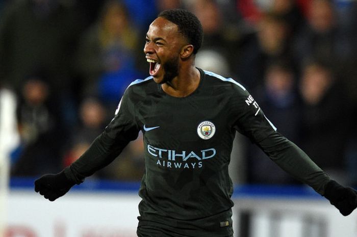 Pemain Manchester City, Raheem Sterling, merayakan gol yang dia cetak ke gawang Huddersfield Town dalam laga Liga Inggris di Stadion John Smith's, Huddersfield, pada 26 November 2017.