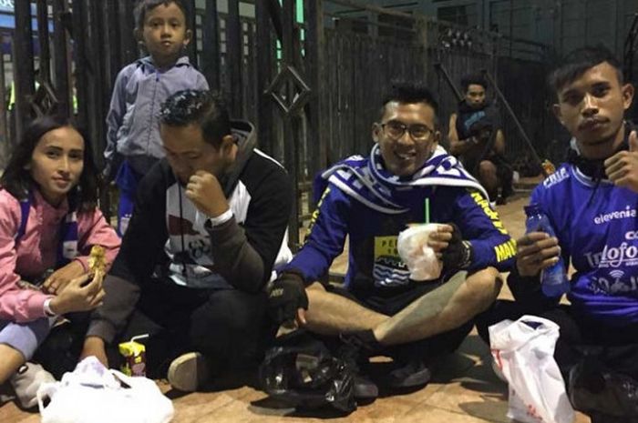 Dua bobotoh ini rasakan nikmatnya berbuka puasa pertama di Stadion GBLA, Rabu (23/5/2018)