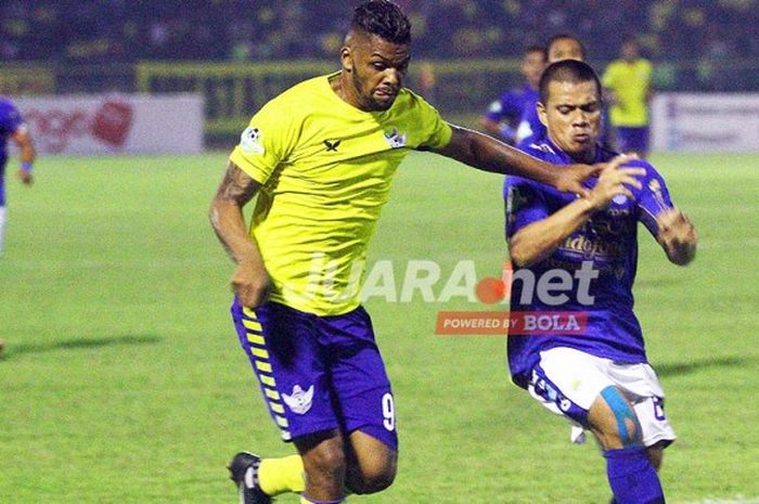 Penyerang Persegres, Patrick da Silva (kiri) mendapat pengawalan dari striker Persib, Tantan (kanan) pada laga Liga 1 di Stadion Petrokimia Gresik, Rabu (4/5/2017).