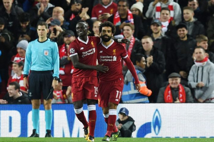  Pemain Liverpool FC, Mohamed Salah (kanan), merayakan golnya bersama Sadio Mane pada laga pertama Liga Inggris musim 2018-2019 di Stadion Anfield, Minggu (12/8/2018) malam WIB. 