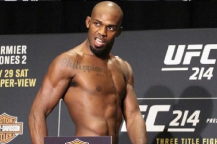 Jon Jones mengunggah momen saat melakukan sesi timbang badan jelang menghadapi Daniel Cormier (29/7/2017).