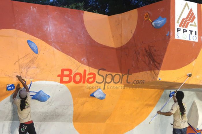 Route setter membersihkan arena pertandingan kategori boulder pada Kejurnas Panjat Tebing 2018 di Kompleks Manahan, Solo.