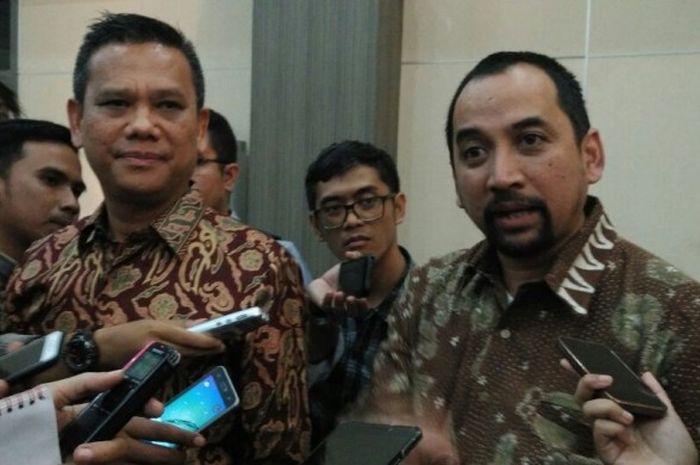 Direktur Utama PT Liga Indonesia Baru (LIB), Berlinton Siahaan (kiri) dan CEO PT LIB, Risha Adiwijaya (kanan), saat memberikan keterangan pers di Gedung Makostrad, Gambir, Jakarta Pusat, Rabu (29/3/2017).