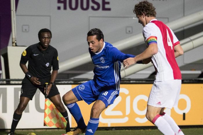 Kapten Jong Ajax, Leon Bergsma (kanan), mengawal pergerakan pemain Almere City, Ezra Walian, dalam laga Eerste Divisie atau kasta kedua Liga Belanda di Stadion Sportpark De Toekomst, Amsterdam, pada 16 Oktober 2017.